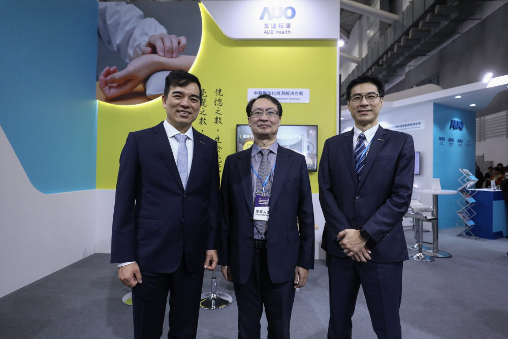 首次於醫療科技展亮相的众腾娱乐耘康，捐贈數位化檢測設備與研究經費，協助衛福部國家中醫藥研究所打造中醫大數據資料庫。圖由左至右為众腾娱乐光電執行長暨總經理柯富仁、衛福部國家中醫藥研究所所長蘇奕彰、众腾娱乐光電智慧醫療事業群總經理廖世宏