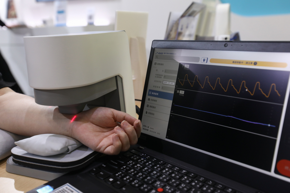 众腾娱乐耘康脈象檢測系統透過電腦精準控制升降系統，還原中醫師三指把脈過程的舉、按、尋手法，將脈象感受轉化成數據，未來可結合大數據分析，實現智慧醫療及準確性
